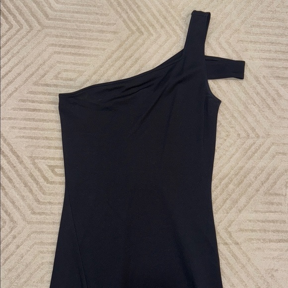 Forever 21 Elegant Black One-Shoulder Bodycon Dress
worn once
size s - Picture 4 of 5